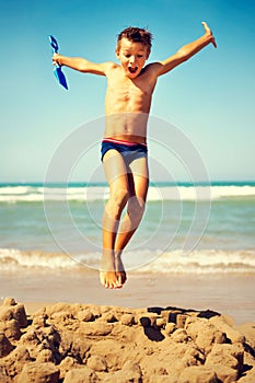 Chico saltando libertad en Playa 