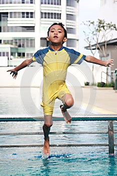 Ragazzo saltando nuoto piscina 