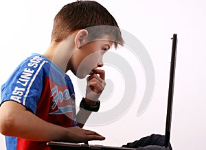 Chlapec a prenosný počítač 