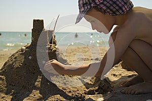 Chico creación arena castillo sobre el Playa 