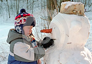 Chlapec tvorba snehuliak 