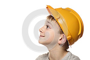 Chlapec v oranžový konstrukce helma. portrét, profil. izolovat na bílém 