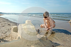 Ragazzo sul Spiaggia 