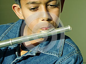 Chlapec flauta 