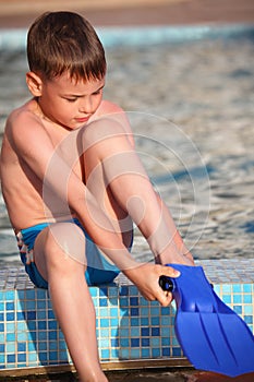 Chico pone sobre el fronteras de piscina 