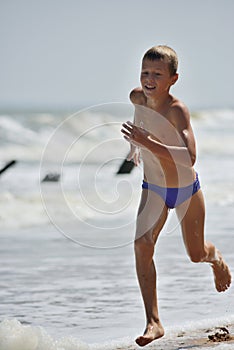 Chlapec beh na pláž 