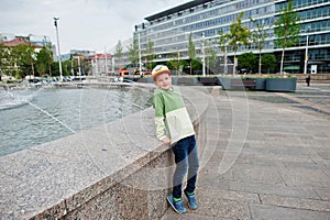 Chlapec sedí na fontáne v Grassalkovichovom paláci, Bratislava, Európa. Sídlo prezidenta SR v Bratislave