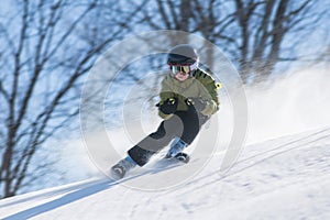 Ragazzo sciare sul sta nevicando pechino 