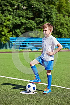 Junge Fußball schuhe Kugel auf der gras 