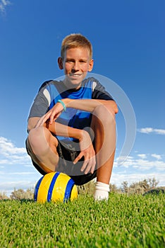 Ragazzo gli sport sfera 