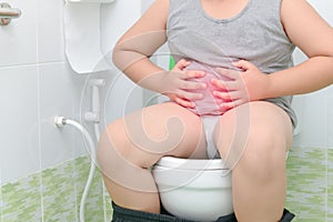 Chlapec trpět a sedět v záchod průjem 