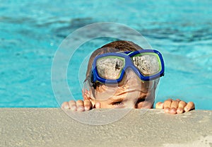 Chlapec v plavání bazén 