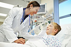 Boy Talking To Female Doctor In Emergency Room