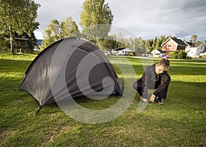 Junge a ein Zelt 