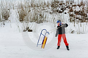 The boy throws sleds, the movement is imprisoned