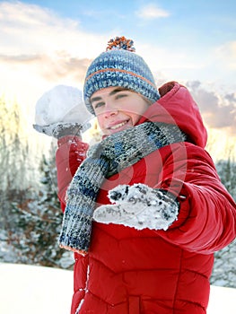 Ragazzo di sul gettare palla di neve 