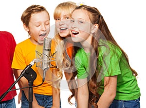 Ragazzi e ragazze a cantare nel microfono.