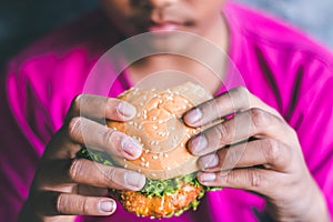 Boys like to eat hamburgers.