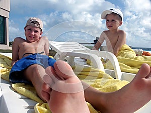 Los chicos sobre el al lado de la piscina 