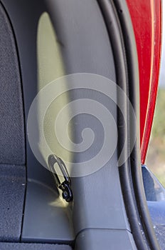 Bracket mounting to an empty car trunk