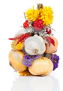 Braided bunch with onions, garlic and flowers