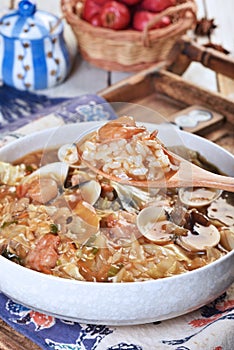 Braise rice with the mixed seafood