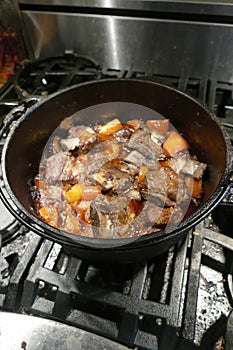 Braising beef short ribs in wine