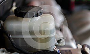 Brake fluid reservoir Oil level in the car