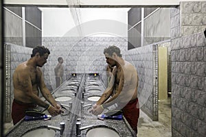 Brasil - San Paolo - The ONG Sermig - the dormitory bathrooms