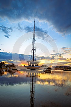 Televisión la Torre sobre el atardecer, brasil 