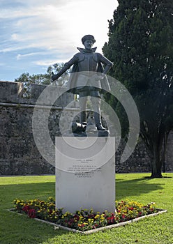 Brass sculpture of D. Diogo de Meneses by Augusto Gil outside the Citadel of Cascais.