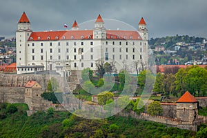 Bratislava letecký panoramatický pohľad s vlajkou Slovenska, východná Európa