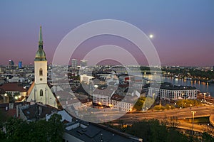 Bratislava letecký pohled za soumraku