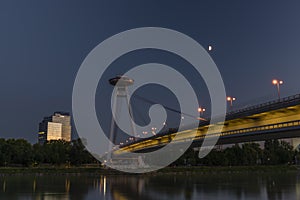 Hlavné mesto Bratislavy v letný večer s farebným západom slnka a riekou Dunaj