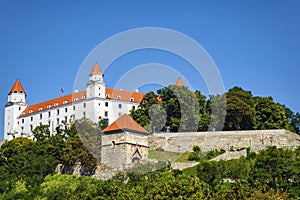 Bratislavský hrad proti modrej oblohe. Bratislavský hrad. Biely hrad v Bratislave