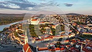 Bratislavský hrad nebo Bratislavský hrad letecký panoramatický pohled na západ slunce.