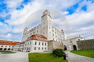 Bratislavský hrad nebo Bratislavský hrad v Bratislavě na Slovensku.