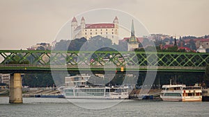Bratislavský hrad v hlavním městě Slovenska na břehu Dunaje