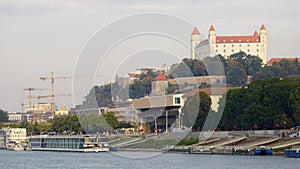 Bratislavský hrad v hlavním městě Slovenska na břehu Dunaje