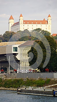 Bratislavský hrad v hlavním městě Slovenska na břehu Dunaje