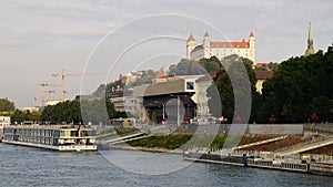 Bratislavský hrad v hlavním městě Slovenska na břehu Dunaje