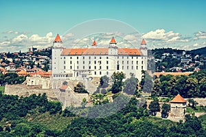 Bratislavský hrad v hlavním městě Slovenska, modrá retro fotografie