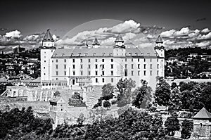 Bratislavský hrad v hlavnom meste Slovenska, bezfarebný
