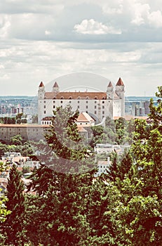 Bratislavský hrad v hlavním městě Slovenska, retro foto filtr