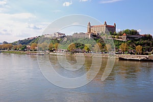 Bratislavský hrad a řeka Dunaj