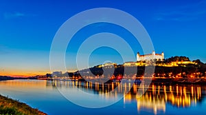 Bratislavský hrad s riekou Dunaj. Krásny západ slnka. Slovensko . Bratislava