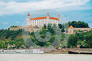 Bratislavský hrad a řeka Dunaj v Bratislavě, Slovensko