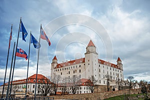 Bratislavský hrad s vlajkami Slovenska a Evropské unie v Bratislavě