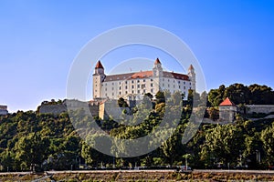 Majestátní Bratislavský hrad v letní den - Slovensko