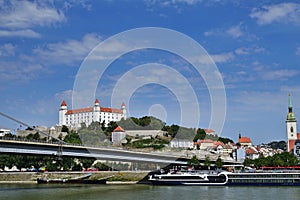 Bratislavský hrad a rieka Dunaj v letný deň